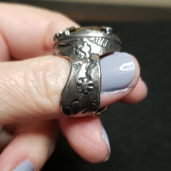 Olive green faceted stone in handcrafted setting - Picture 4 of 4